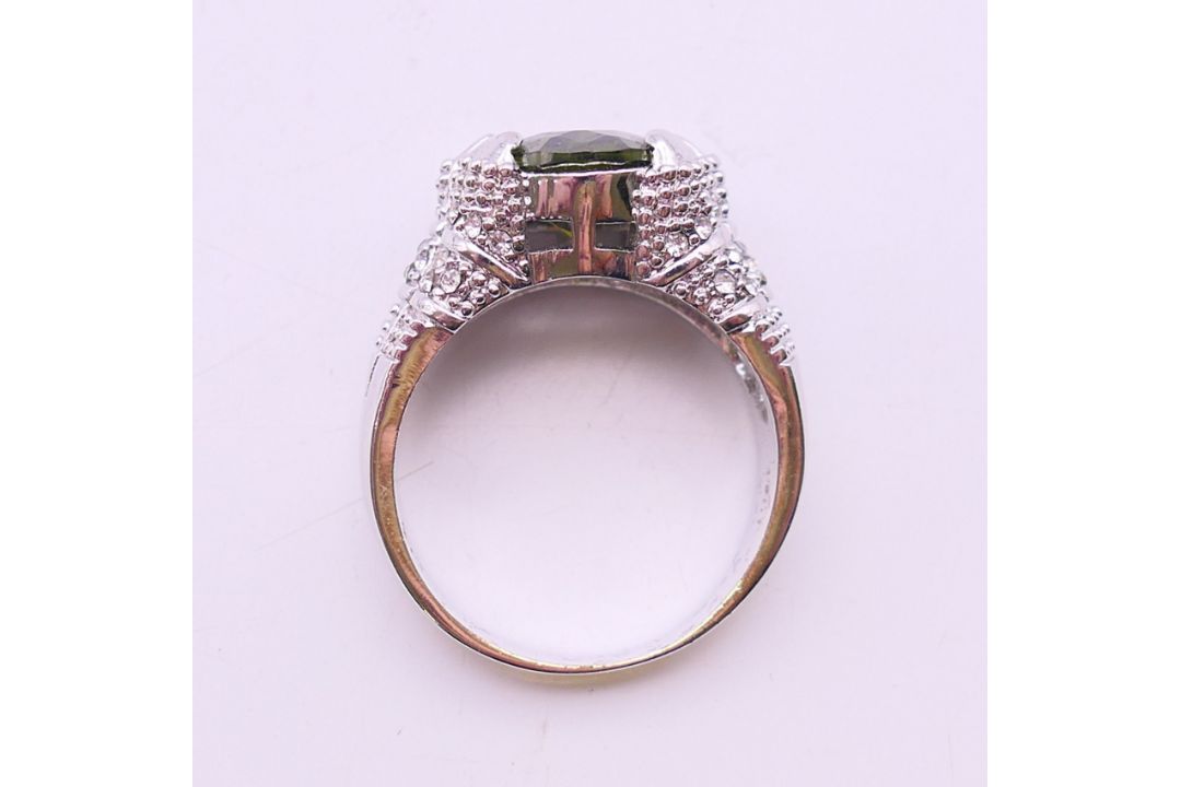 A 10 KT white gold dress ring, possibly set with a tourmaline. Ring size T/U. - Image 6 of 7