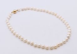 A pearl necklace, 46 cm long.
