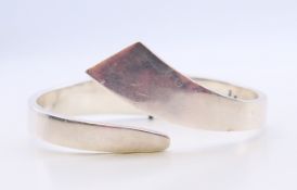 A silver reticulated bracelet, 6 cm inner diameter.