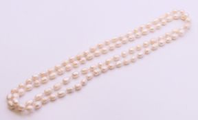 A pearl necklace, 116 cm long.