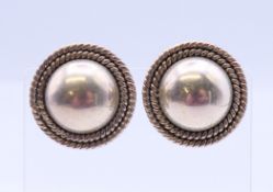 A pair of circular silver clip earrings, 2.3 cm diameter.