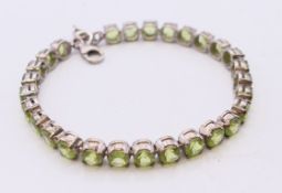 A silver line bracelet, 17 cm long.