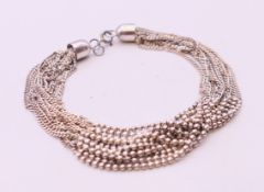 A silver bracelet 16 cm long.