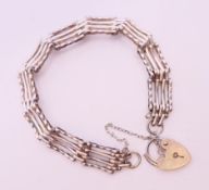 A silver gate bracelet, 18 cm long.