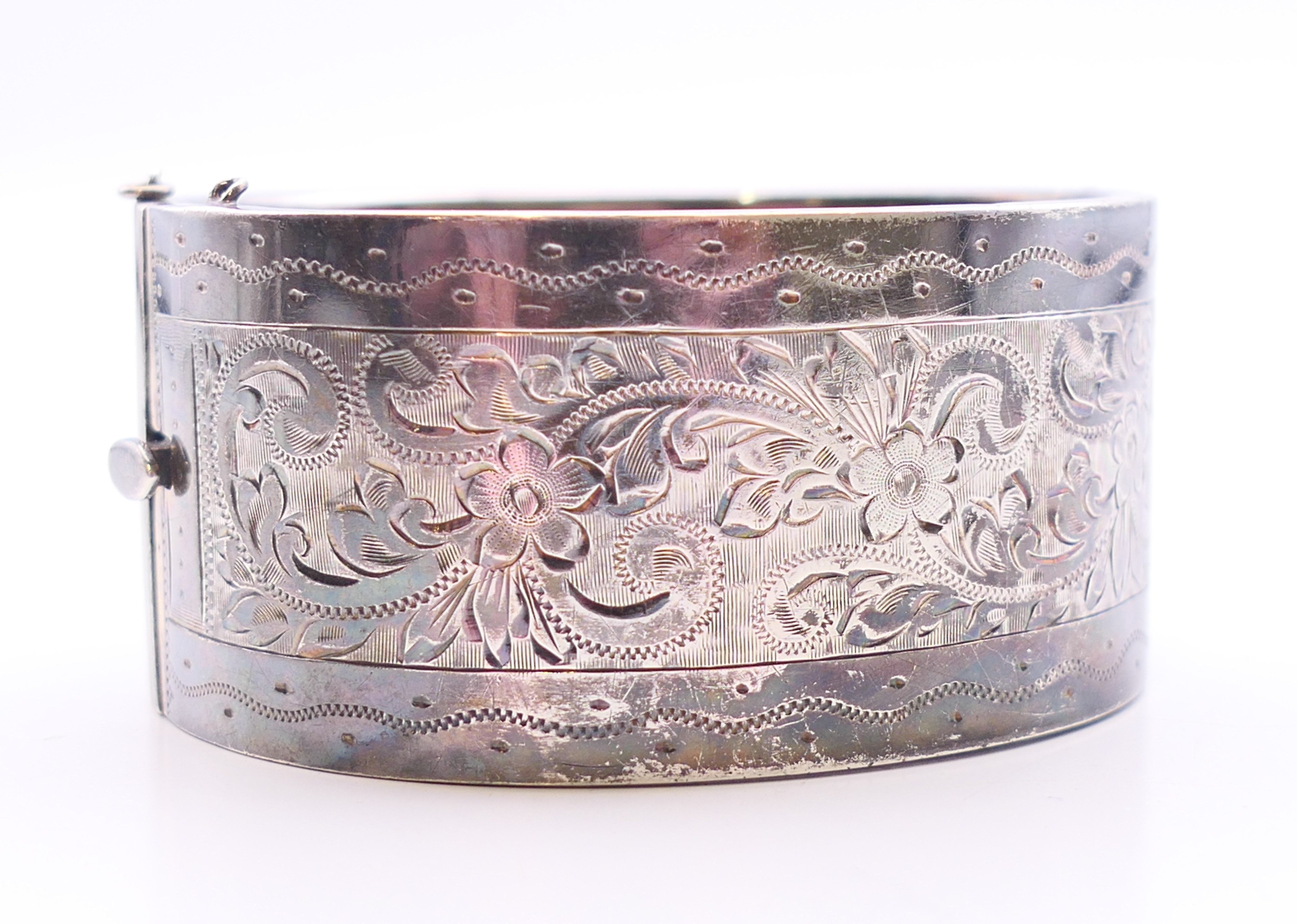 A silver engraved bangle. 6 cm inner diameter. 53.7 grammes. - Image 2 of 5