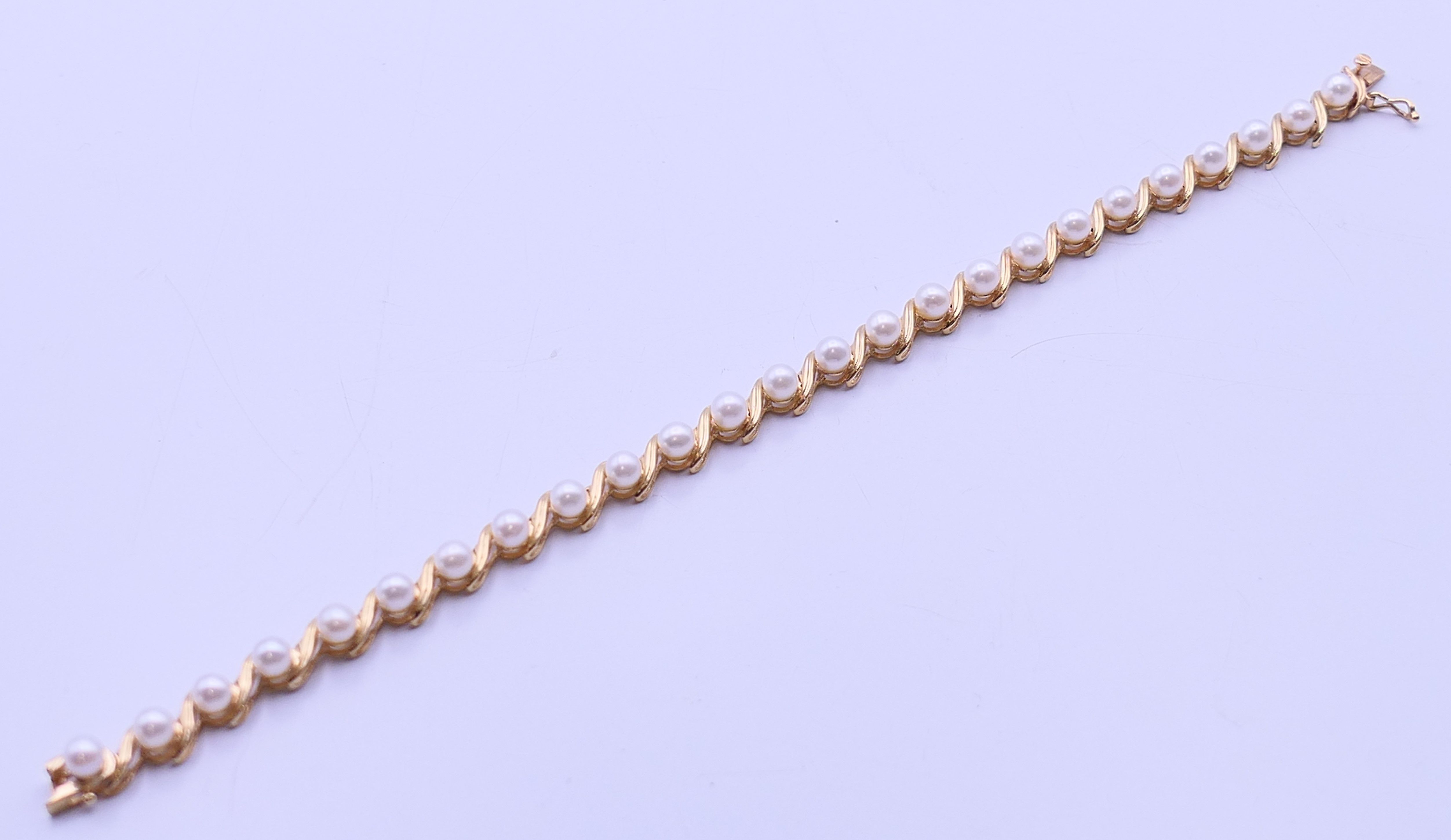 A 14 ct gold and pearl bracelet. 18 cm long. 10 grammes total weight. - Image 5 of 8