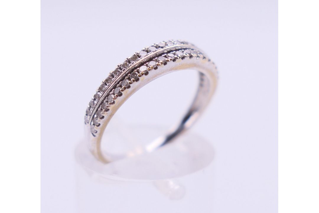 An 18 K white gold and diamond two-row ring. Ring size M. - Image 3 of 5