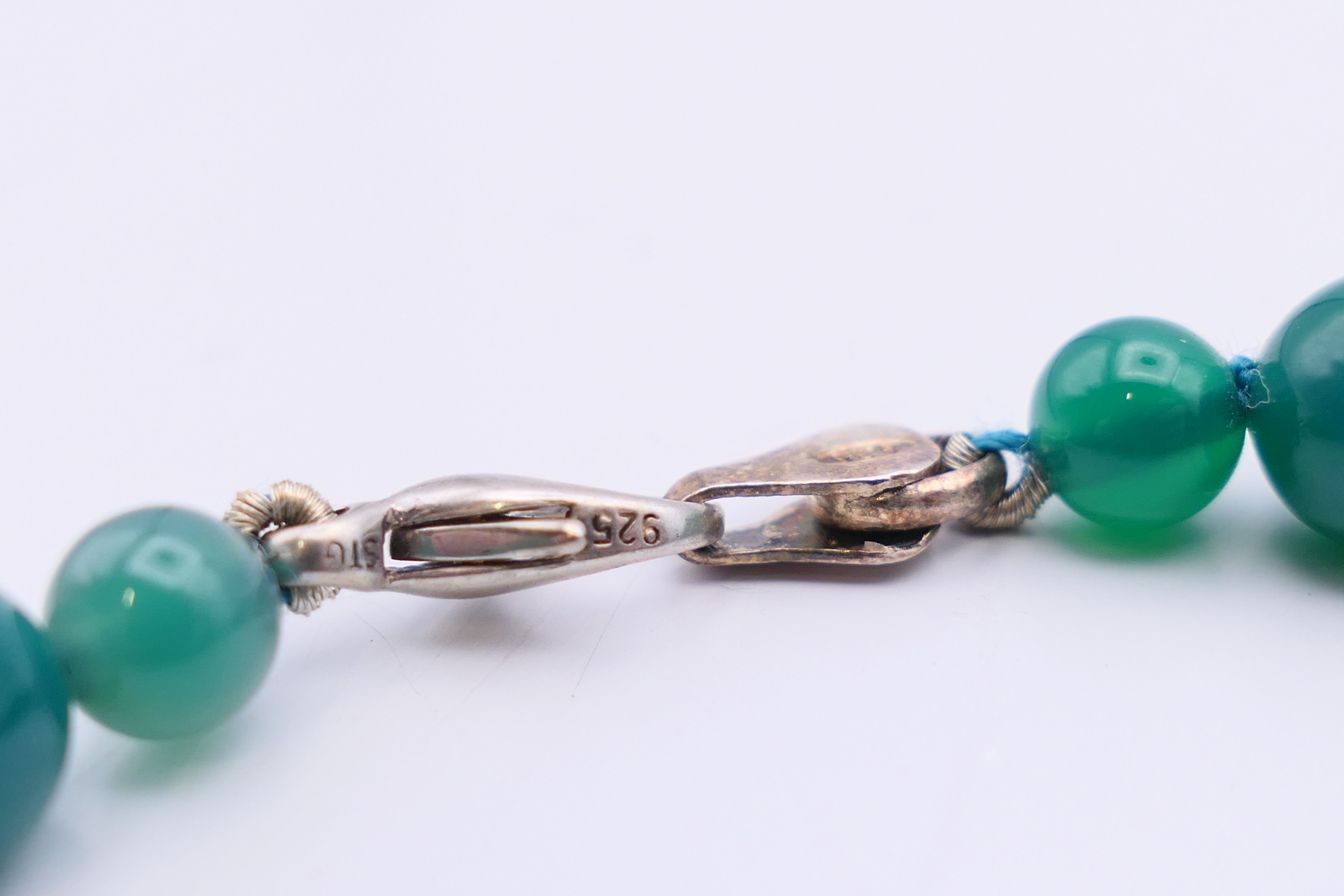 A silver and green agate and crystal necklace. 40 cm long. - Image 4 of 5