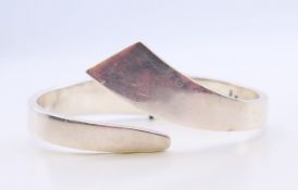 A silver reticulated bracelet, 6 cm inner diameter.