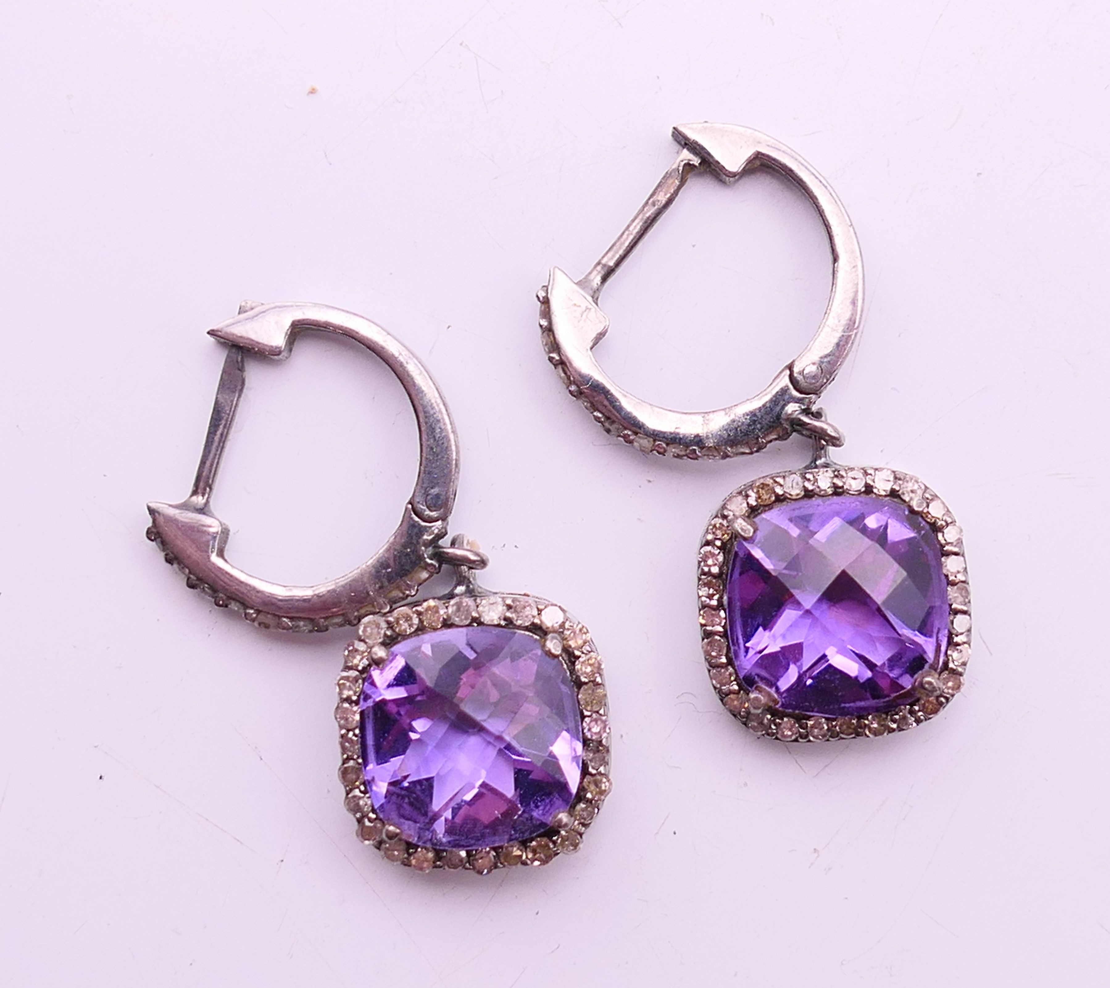 A pair of diamond and amethyst earrings. The drops 1.2 cm high. - Image 2 of 4