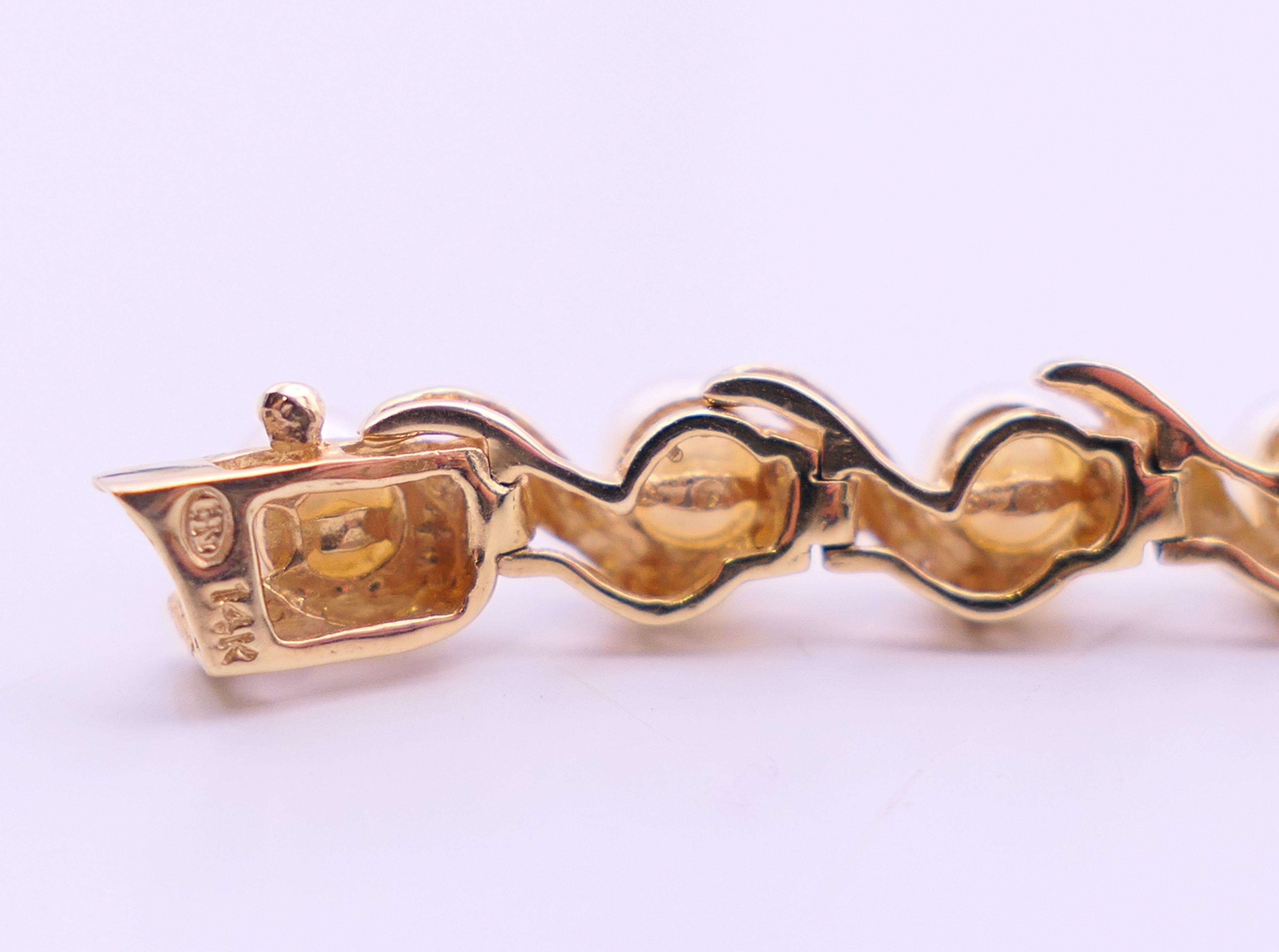 A 14 ct gold and pearl bracelet. 18 cm long. 10 grammes total weight. - Image 8 of 8