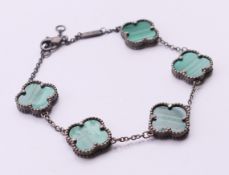 A silver malachite clover bracelet. 18 cm long.