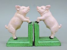 A pair of cast iron pig bookends. 14 cm high.