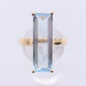 An 18 ct gold aquamarine single stone ring. Ring size P.