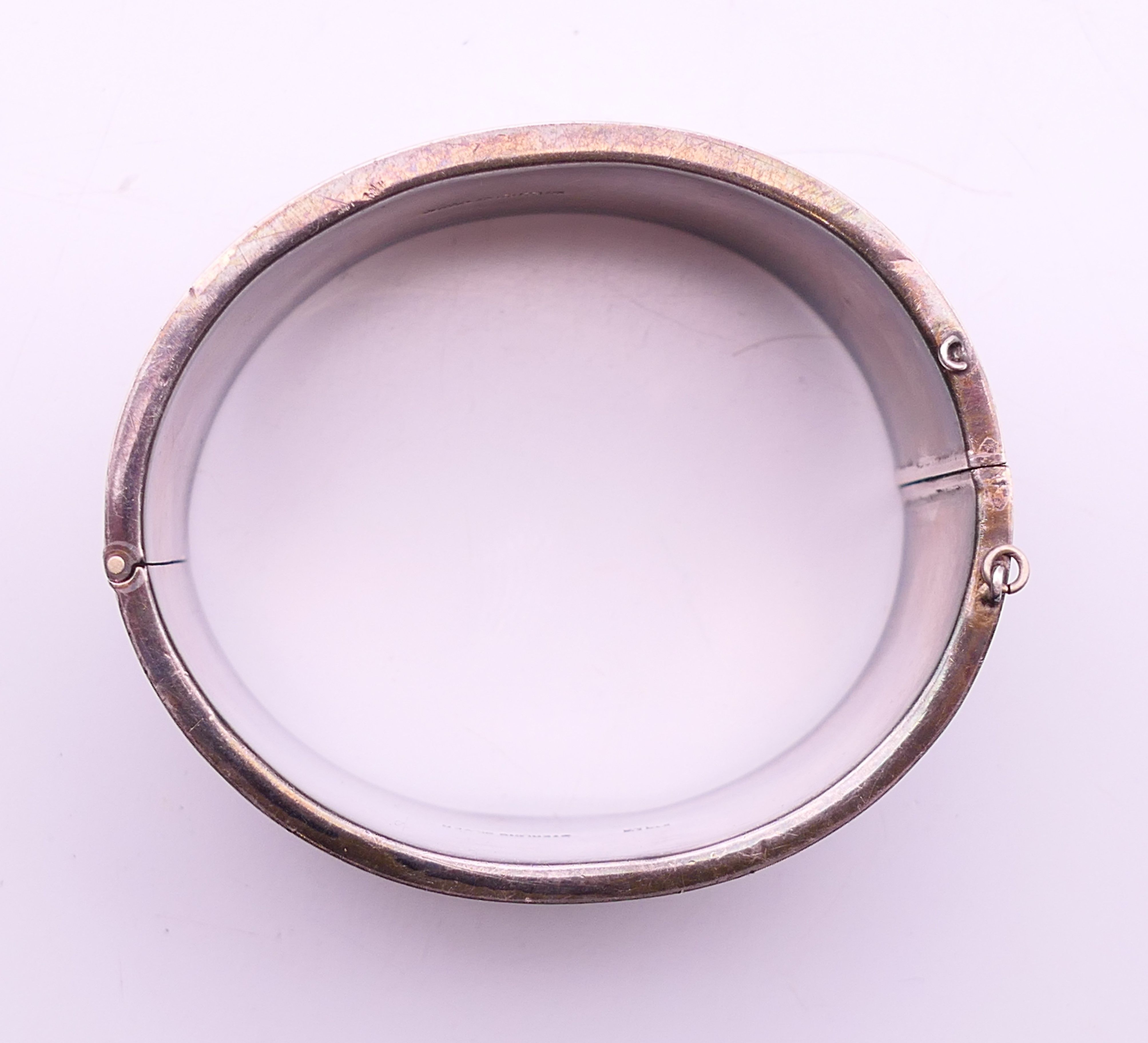 A silver engraved bangle. 6 cm inner diameter. 53.7 grammes. - Image 5 of 5