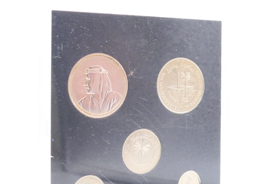 A collection of Bahrain 1965-1969 proof coins. 17 cm wide. - Image 4 of 7