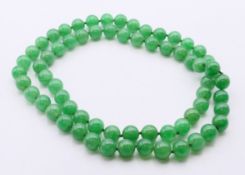 A jade bead necklace. 84 cm long.