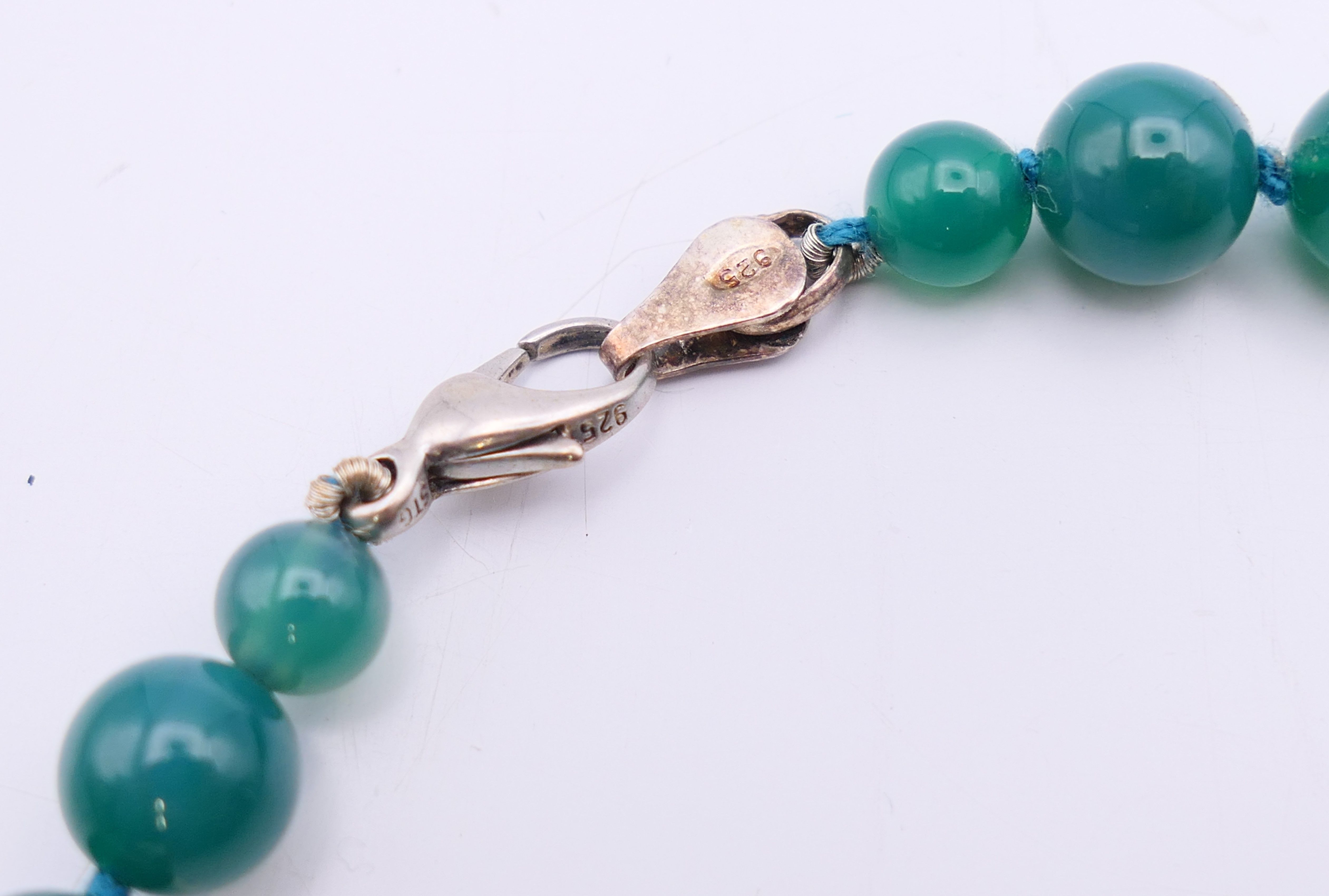 A silver and green agate and crystal necklace. 40 cm long. - Image 3 of 5