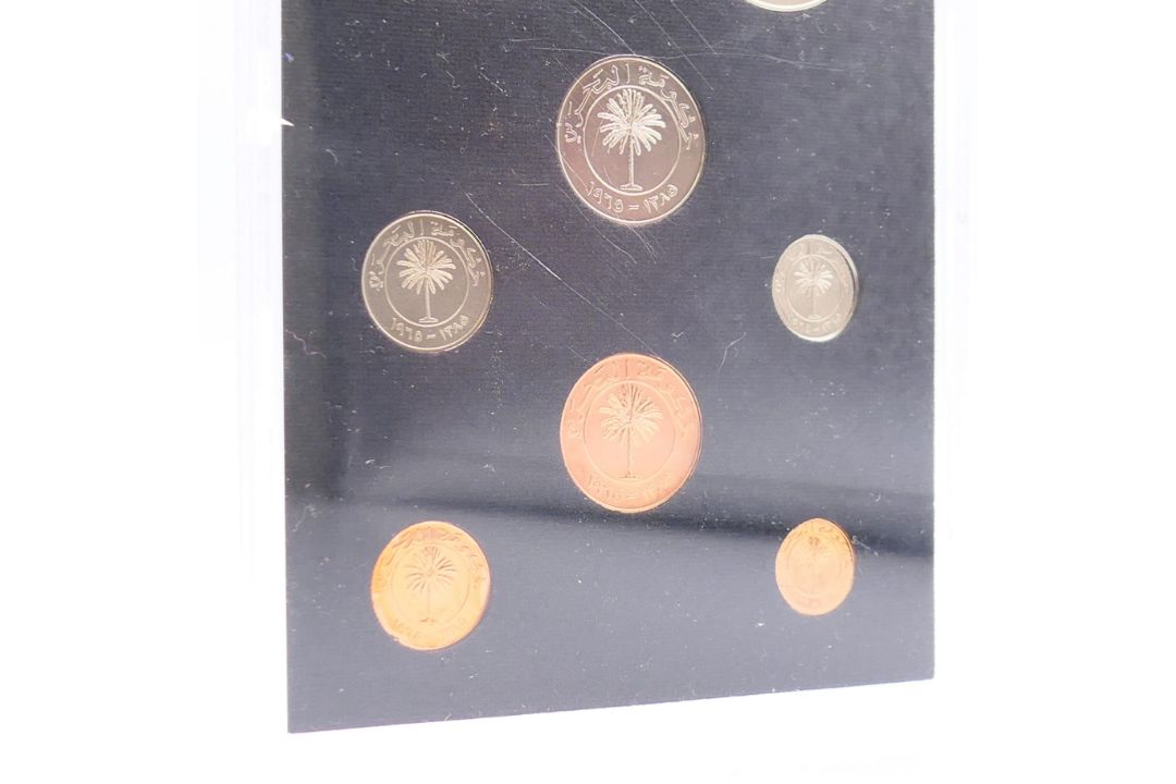A collection of Bahrain 1965-1969 proof coins. 17 cm wide. - Image 5 of 7