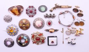 A quantity of costume jewellery.