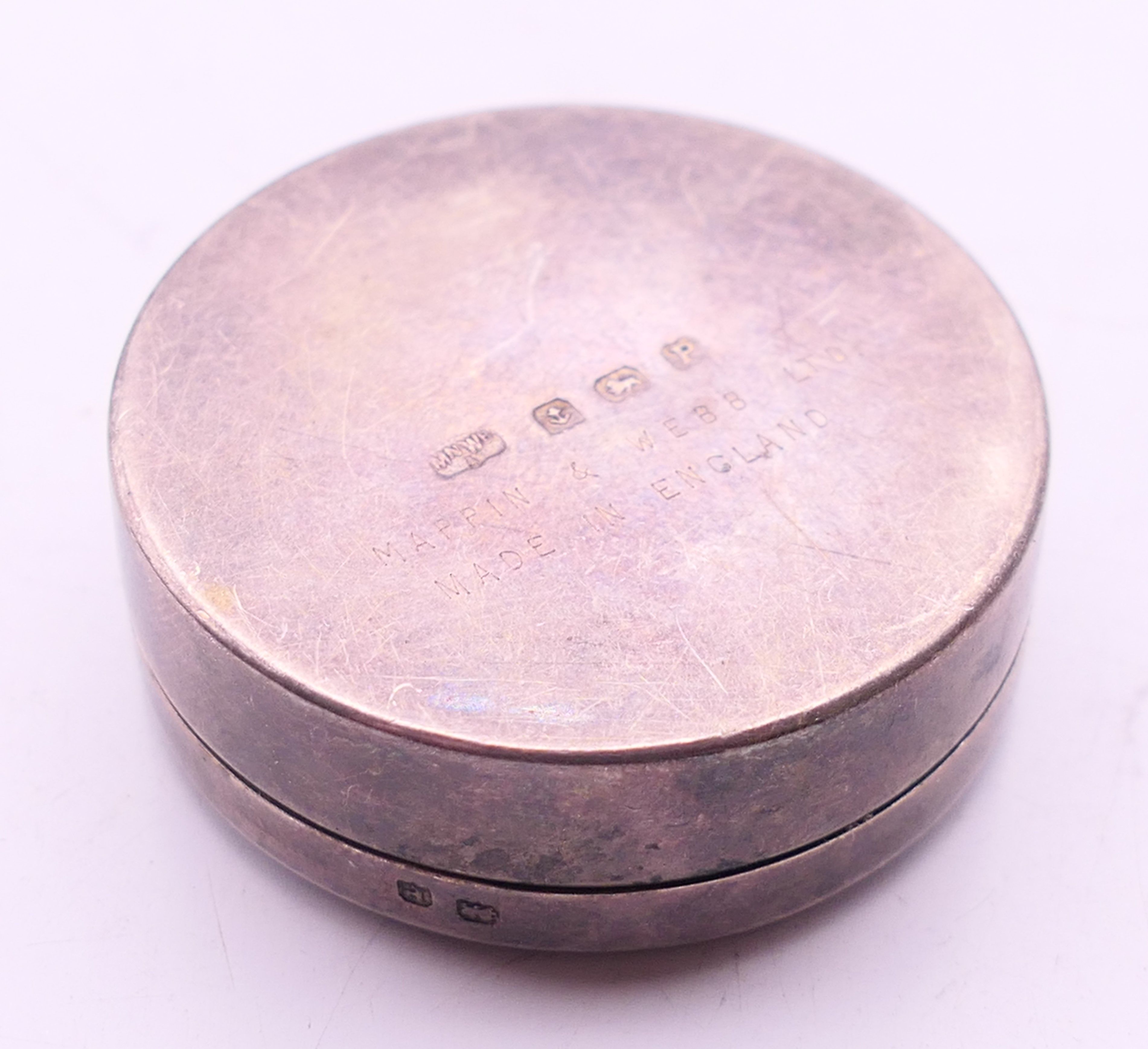 A Mappin & Webb silver pill box. 3.75 cm diameter. - Image 4 of 5