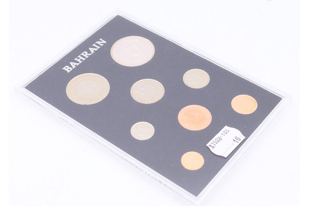 A collection of Bahrain 1965-1969 proof coins. 17 cm wide. - Image 1 of 7