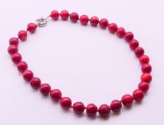 A coral bead necklace. 46 cm long.