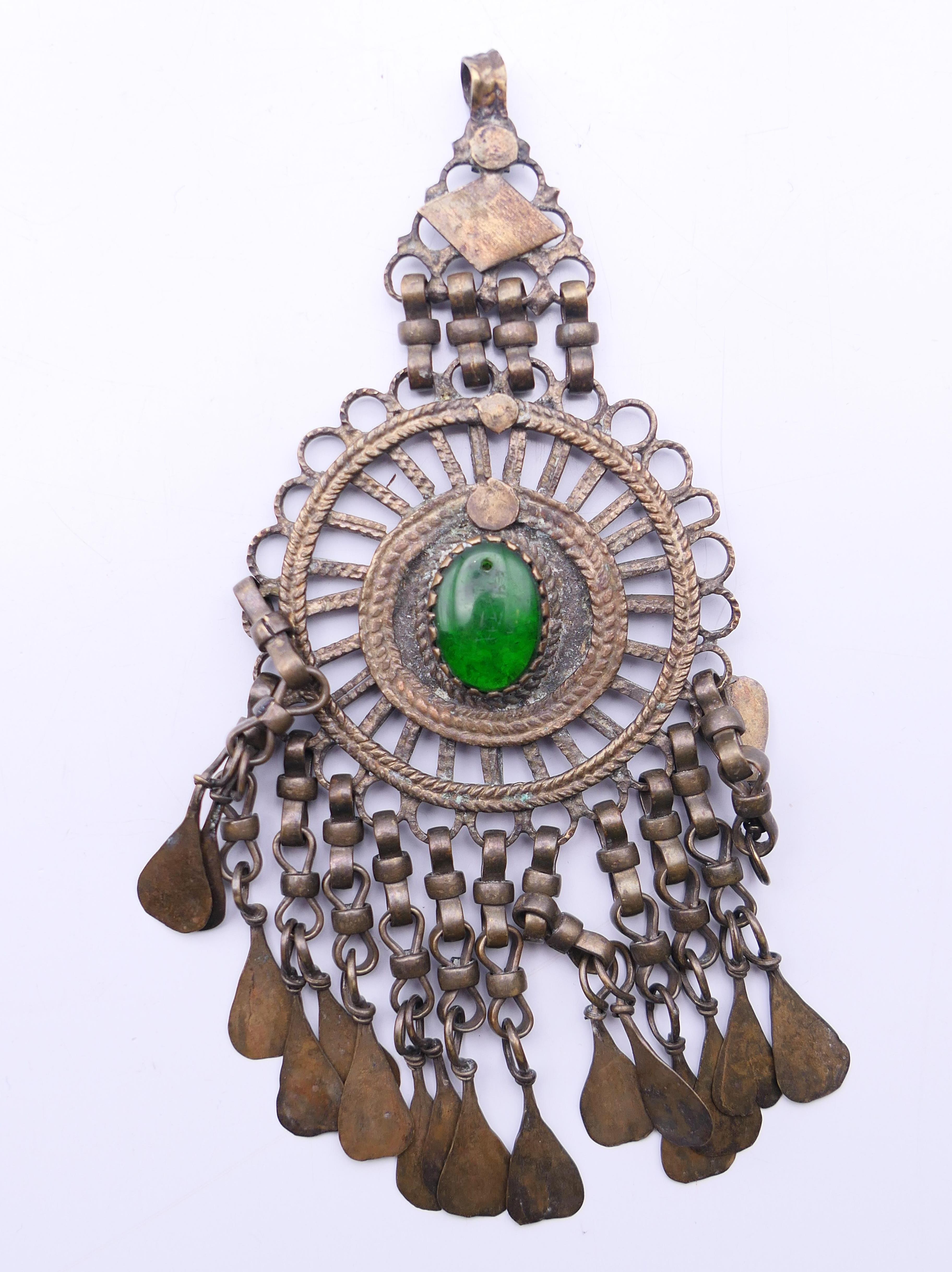 An Ethnic rock crystal necklace, a mixed metal necklace and a pendant. The former 45 cm long. - Image 5 of 7