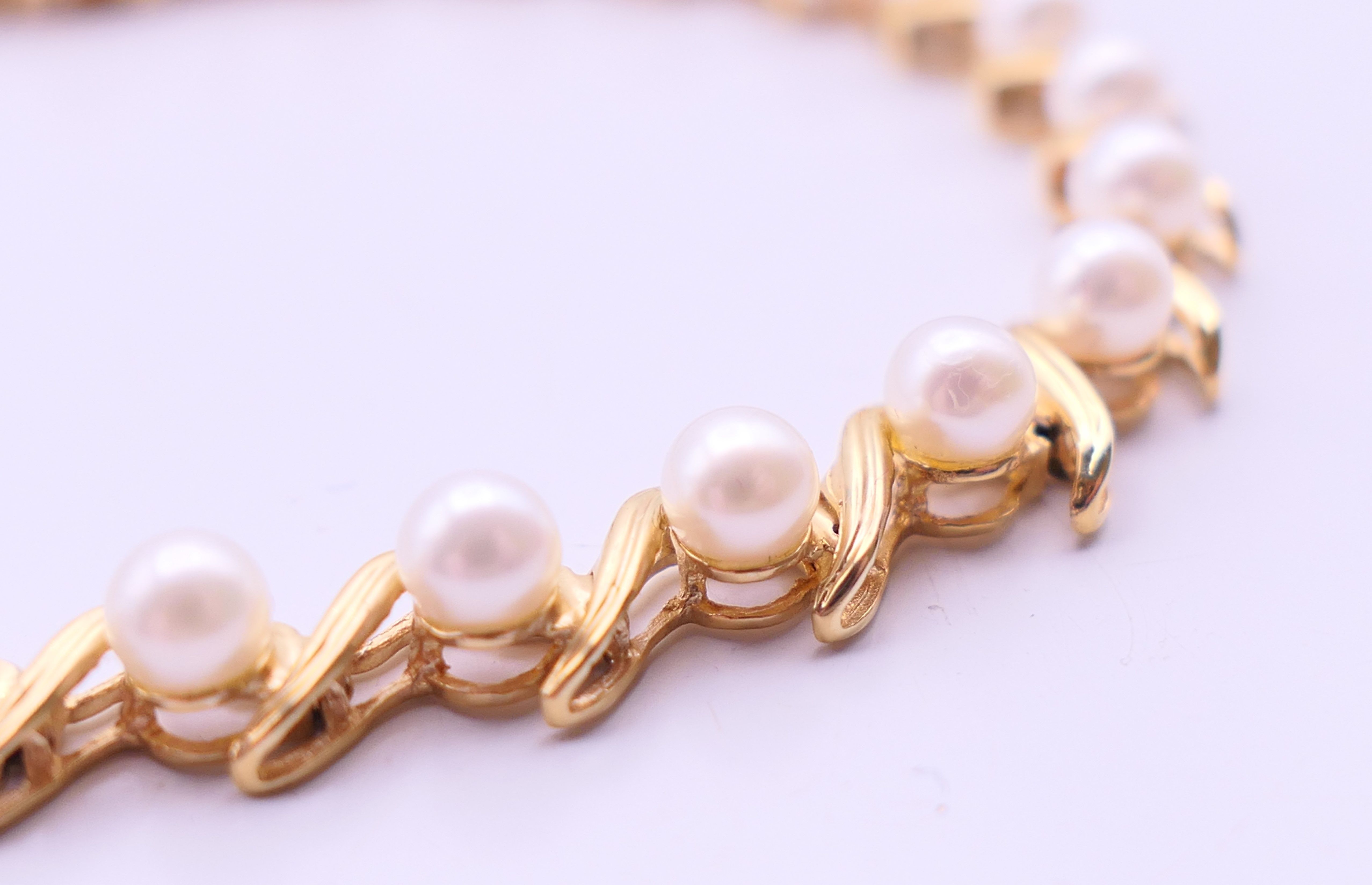 A 14 ct gold and pearl bracelet. 18 cm long. 10 grammes total weight. - Image 2 of 8