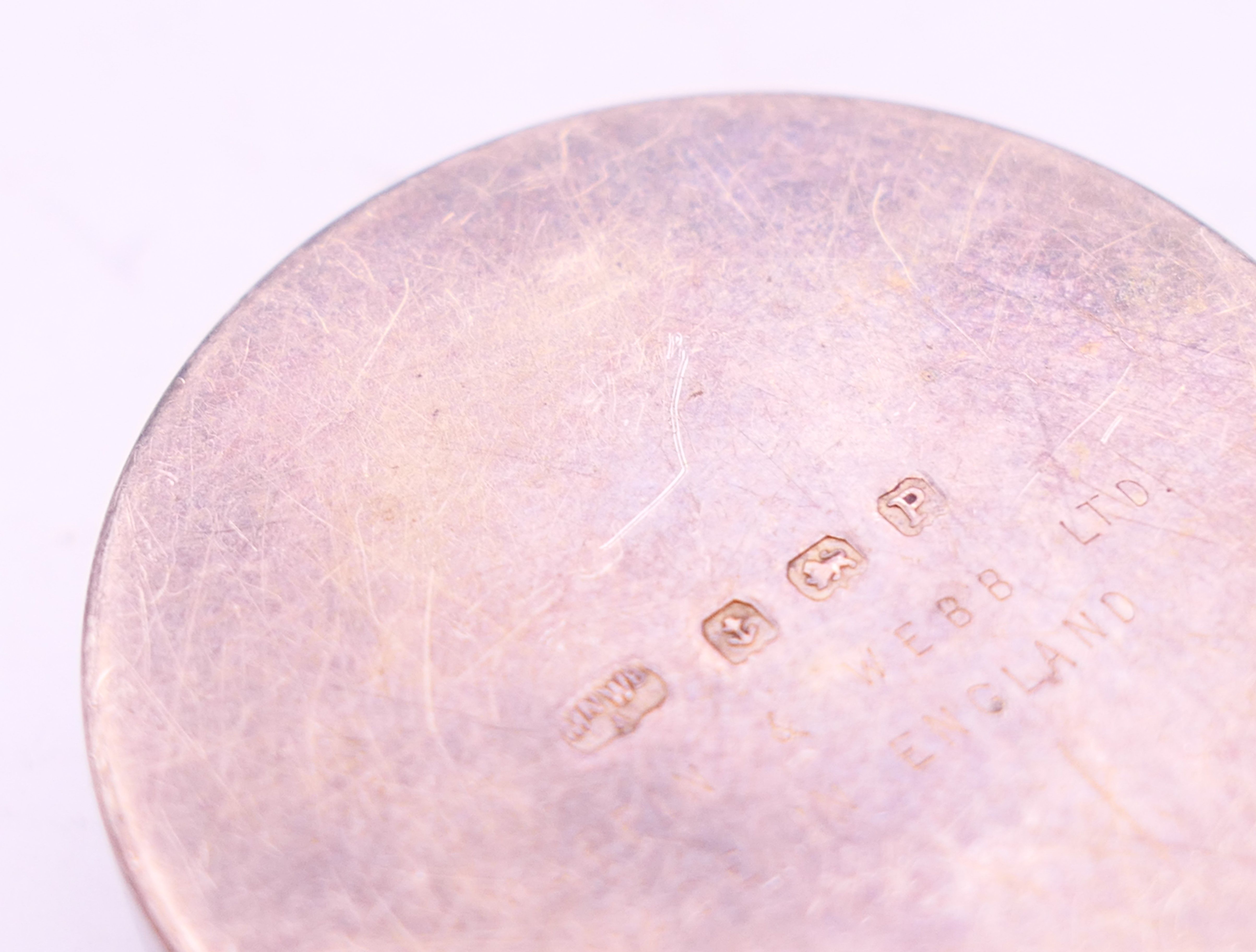 A Mappin & Webb silver pill box. 3.75 cm diameter. - Image 5 of 5