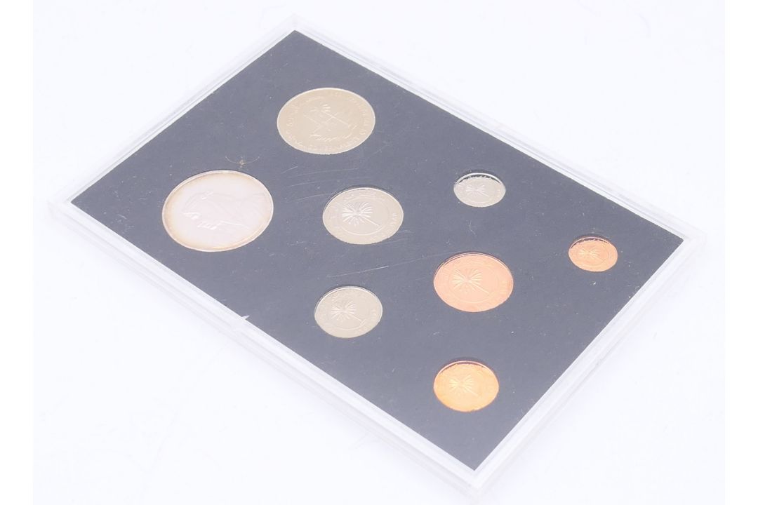 A collection of Bahrain 1965-1969 proof coins. 17 cm wide. - Image 3 of 7