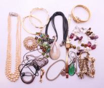 A quantity of costume jewellery.
