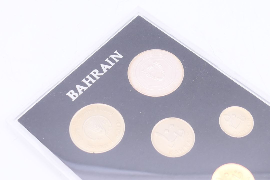 A collection of Bahrain 1965-1969 proof coins. 17 cm wide. - Image 2 of 7