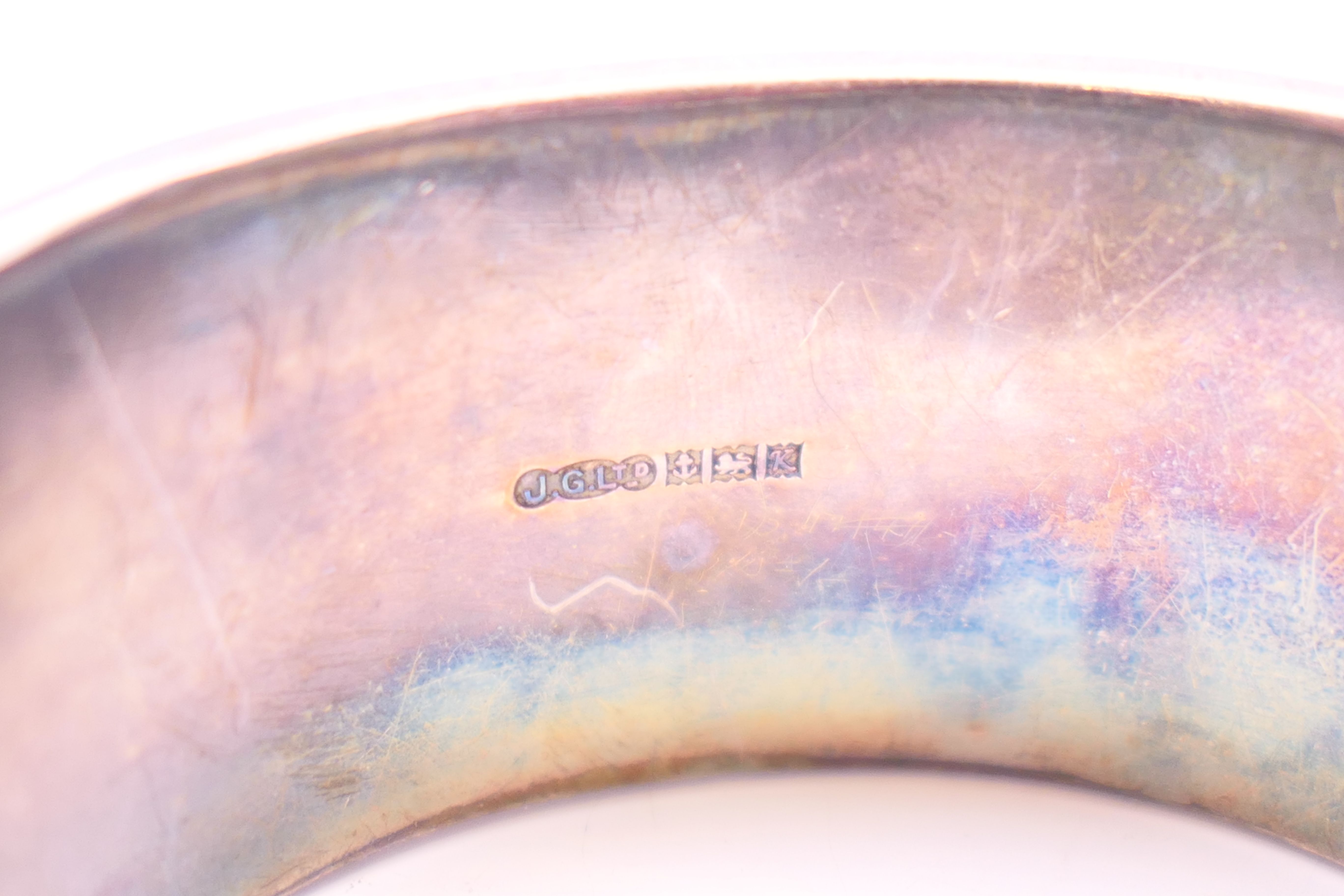 A silver engraved bangle. 6 cm inner diameter. 53.7 grammes. - Image 4 of 5