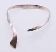 A silver reticulated collar necklace.