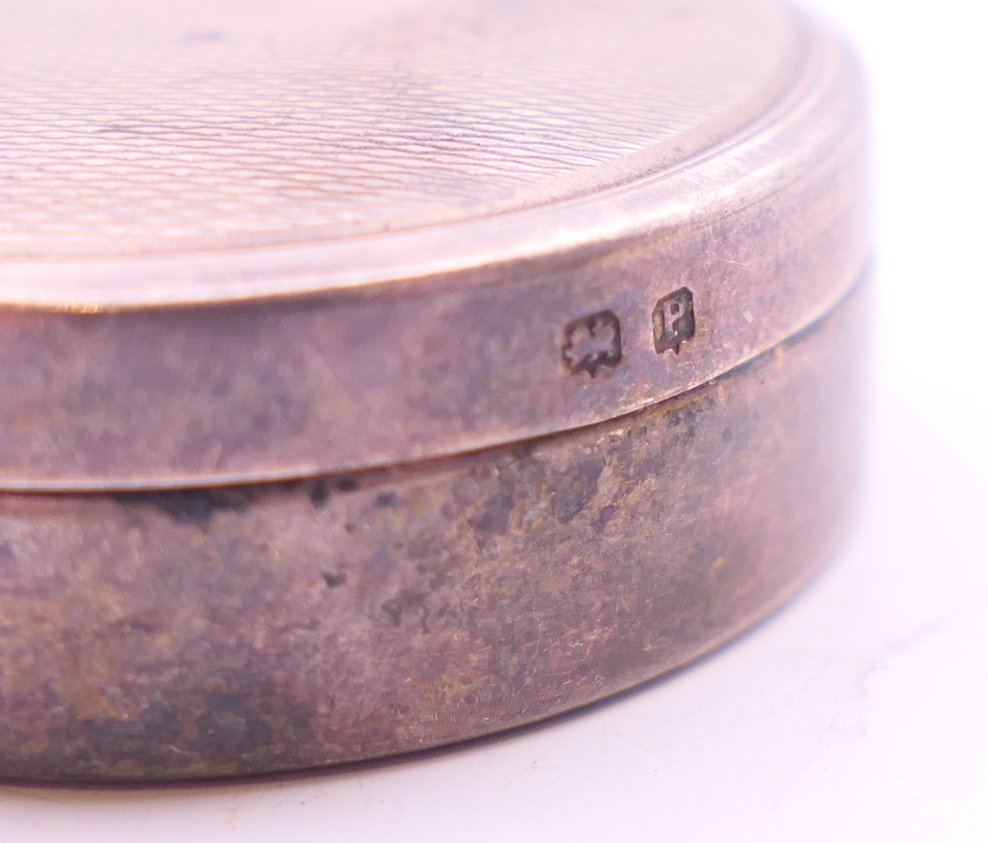 A Mappin & Webb silver pill box. 3.75 cm diameter. - Image 3 of 5