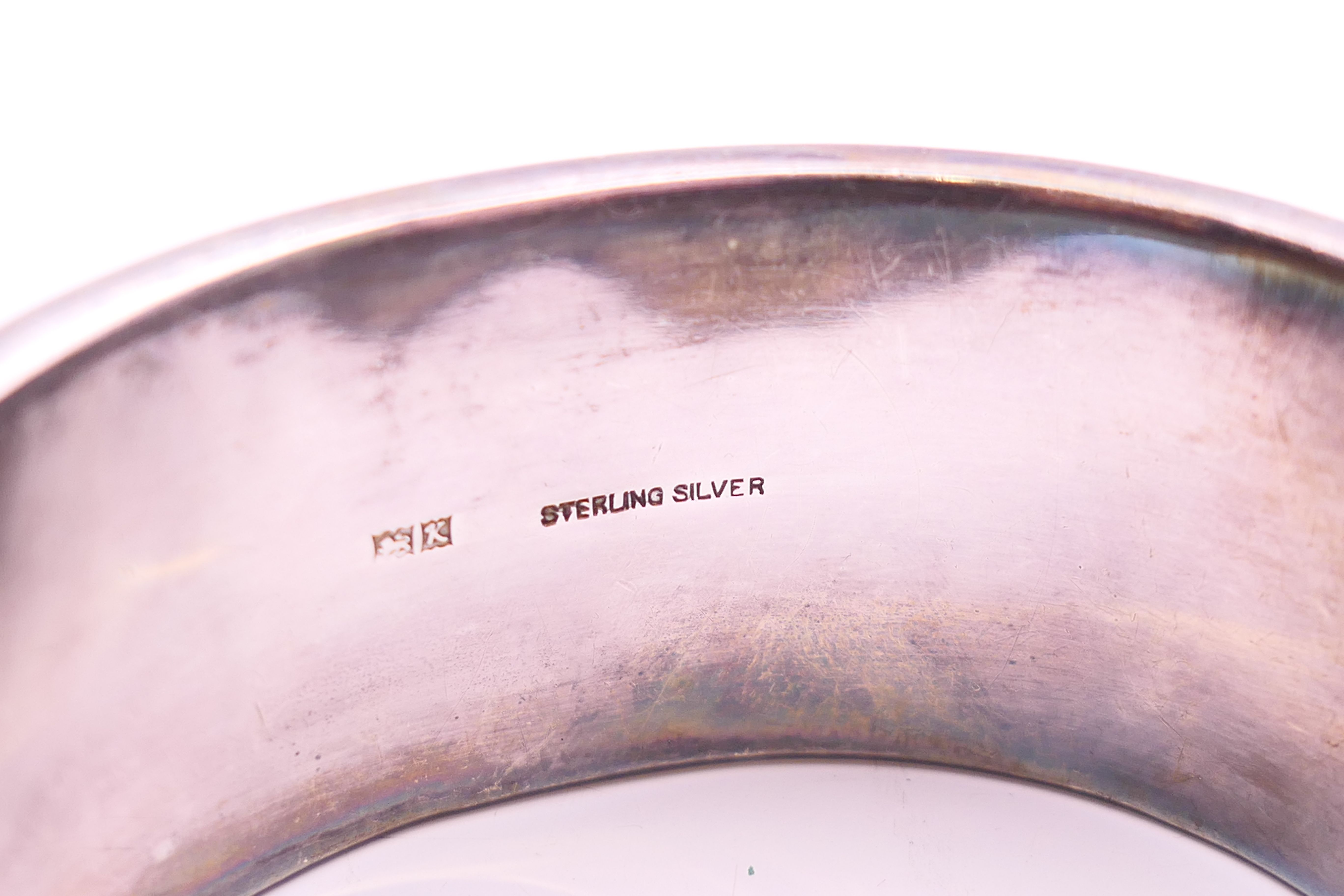 A silver engraved bangle. 6 cm inner diameter. 53.7 grammes. - Image 3 of 5