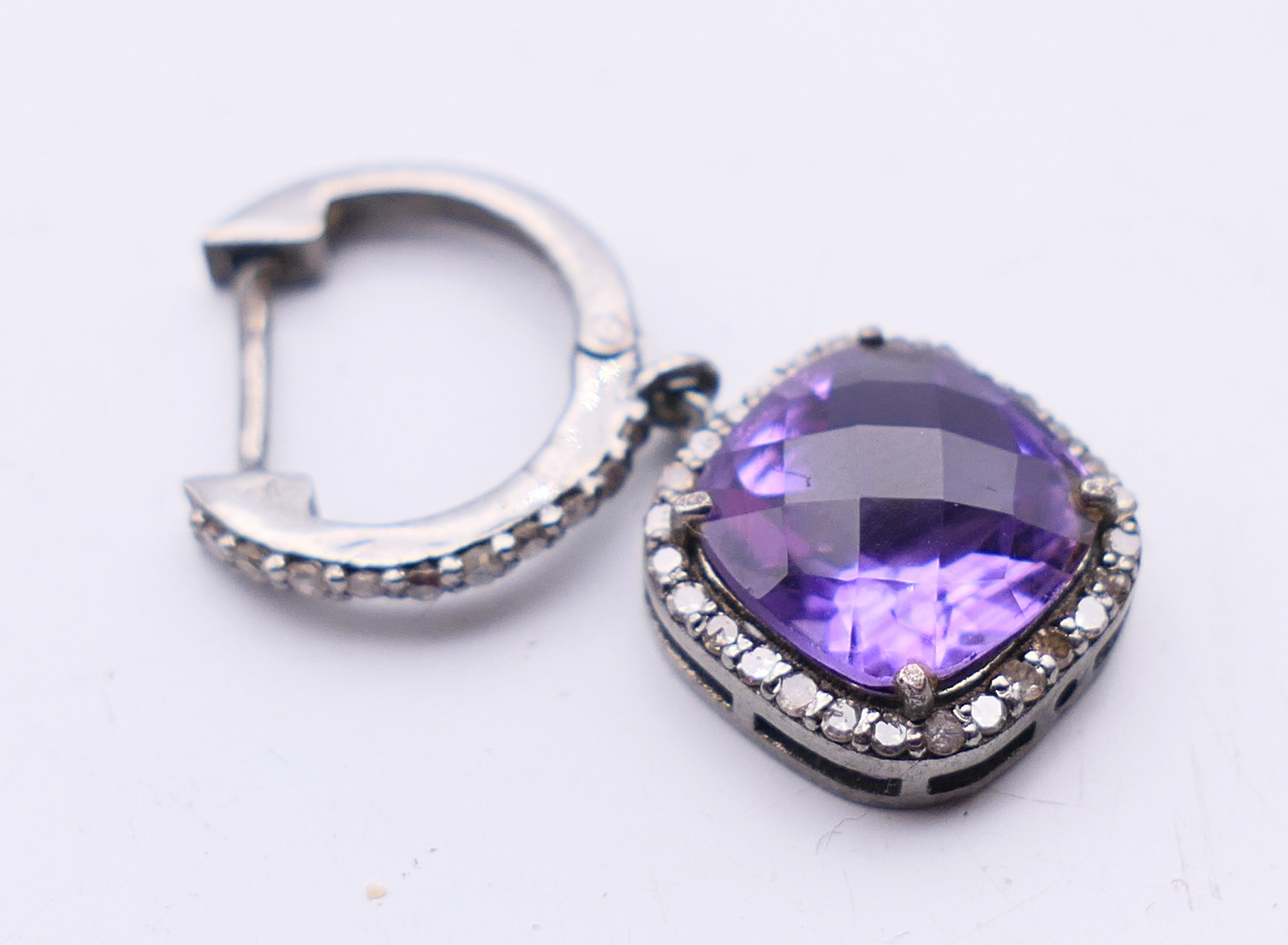 A pair of diamond and amethyst earrings. The drops 1.2 cm high. - Image 3 of 4