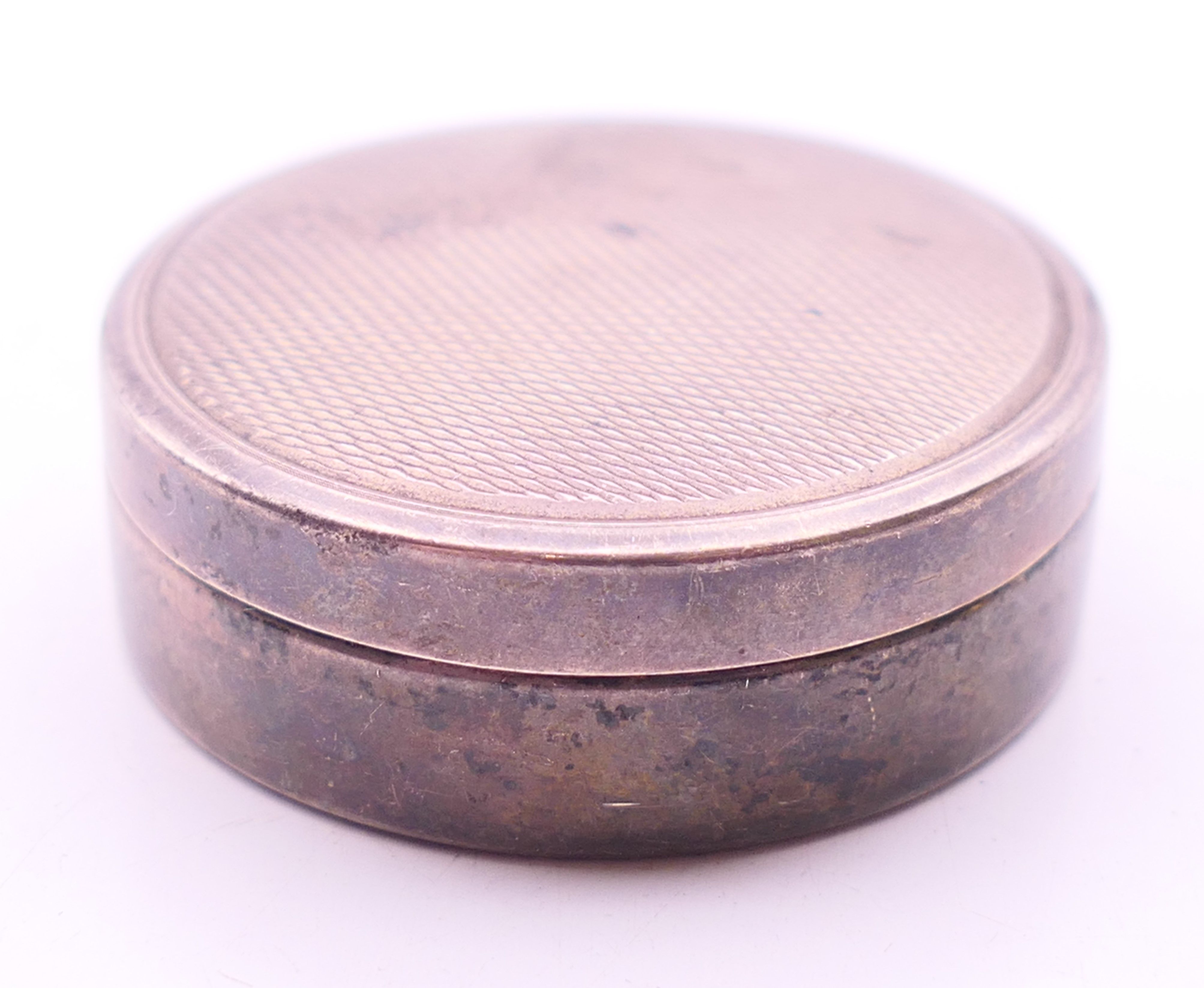 A Mappin & Webb silver pill box. 3.75 cm diameter.