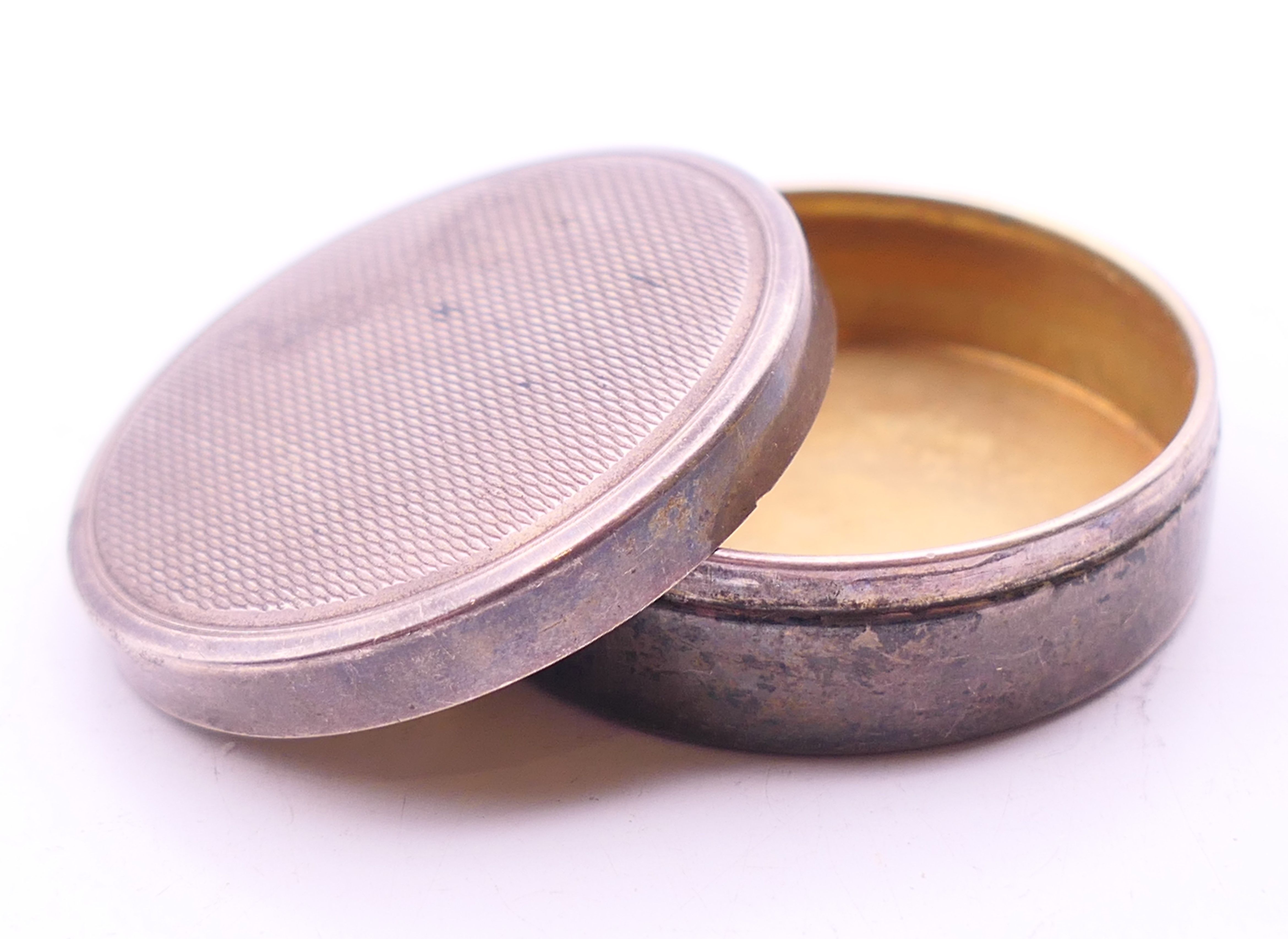 A Mappin & Webb silver pill box. 3.75 cm diameter. - Image 2 of 5
