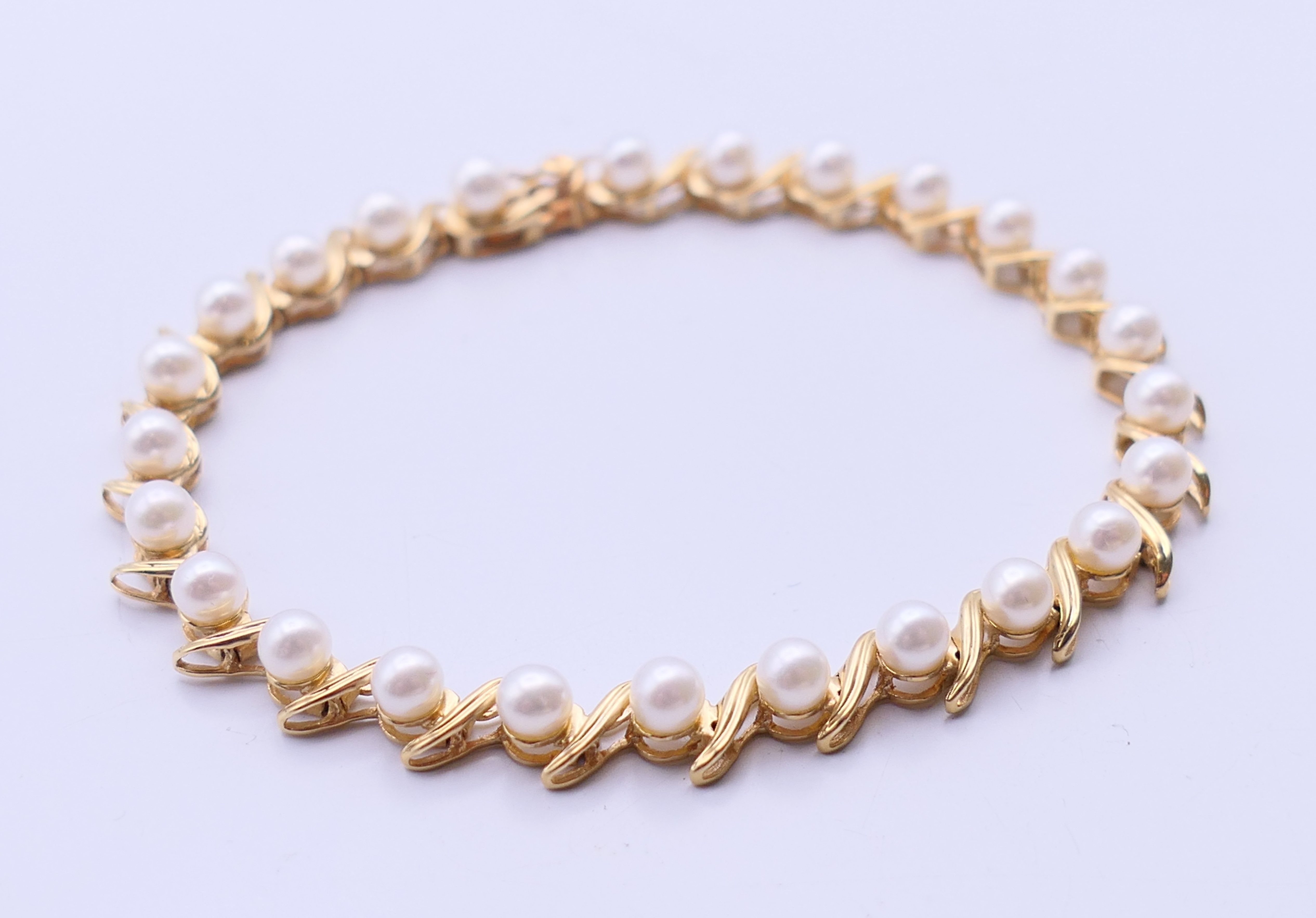 A 14 ct gold and pearl bracelet. 18 cm long. 10 grammes total weight. - Image 4 of 8