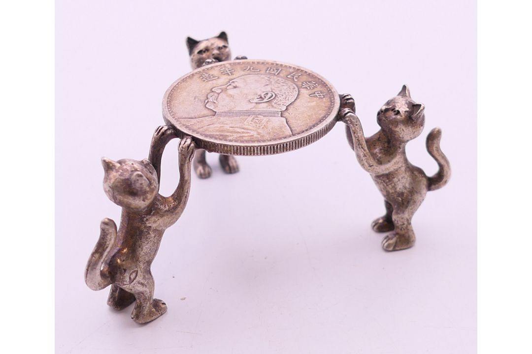 A cat coin stand. 4 cm high. - Image 1 of 5