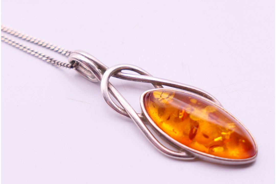 A silver and amber pendant on a silver chain. Pendant 3.5 cm high, chain 41 cm long. - Image 2 of 7