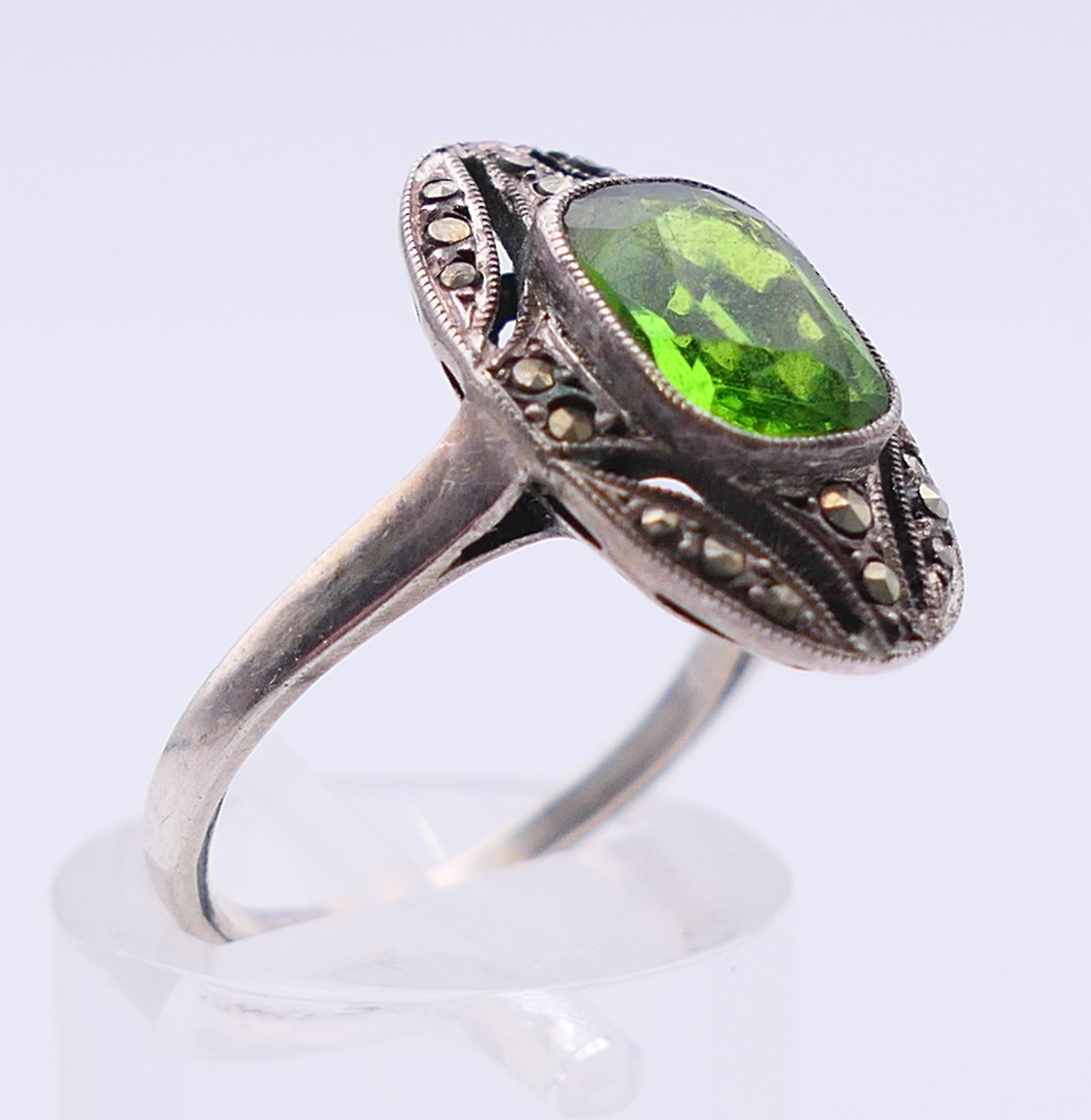 A silver marcasite and green stone ring. Ring size M/N. - Image 3 of 5