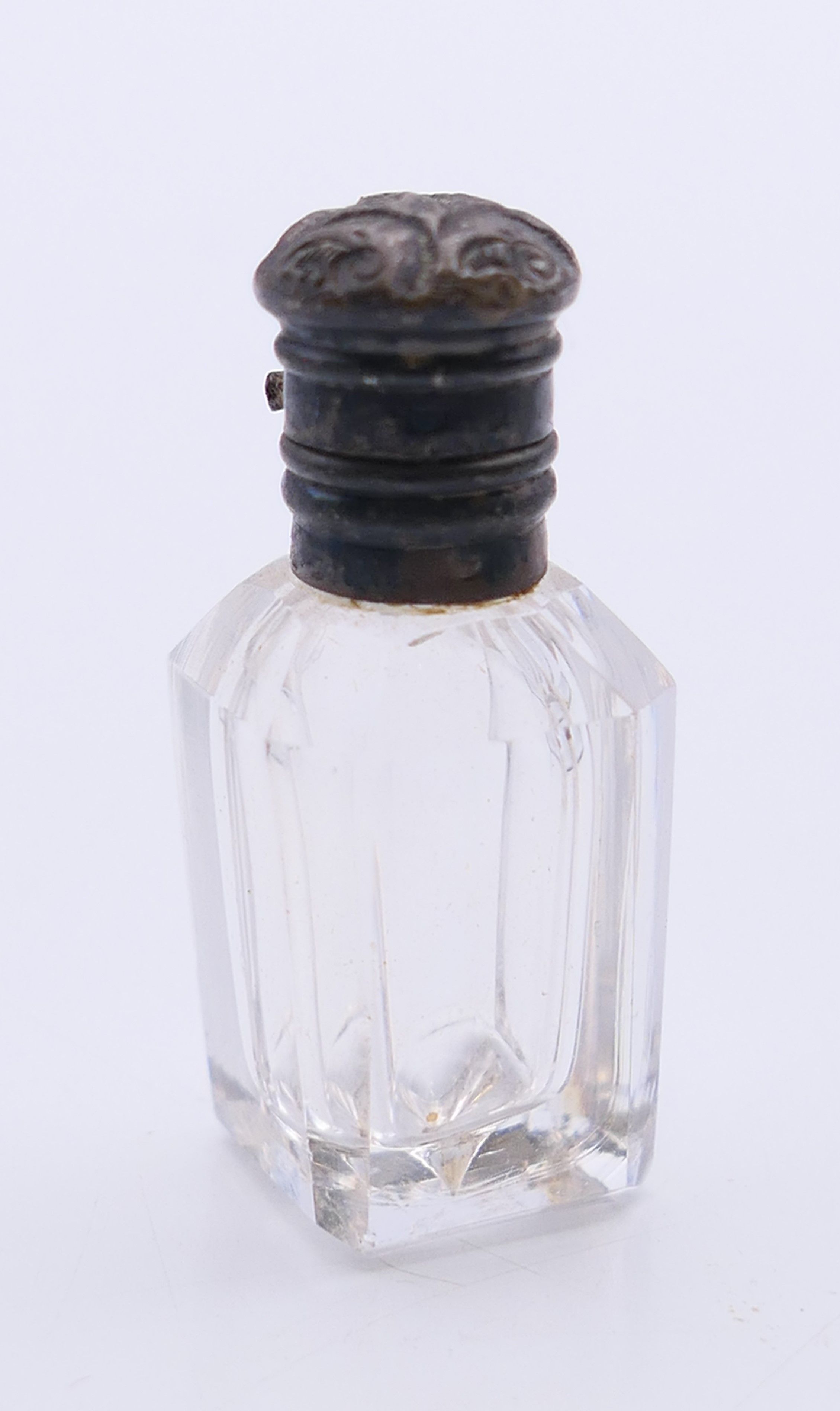 Five mini silver-topped glass scent bottles. The tallest 6.25 cm high. - Image 3 of 7