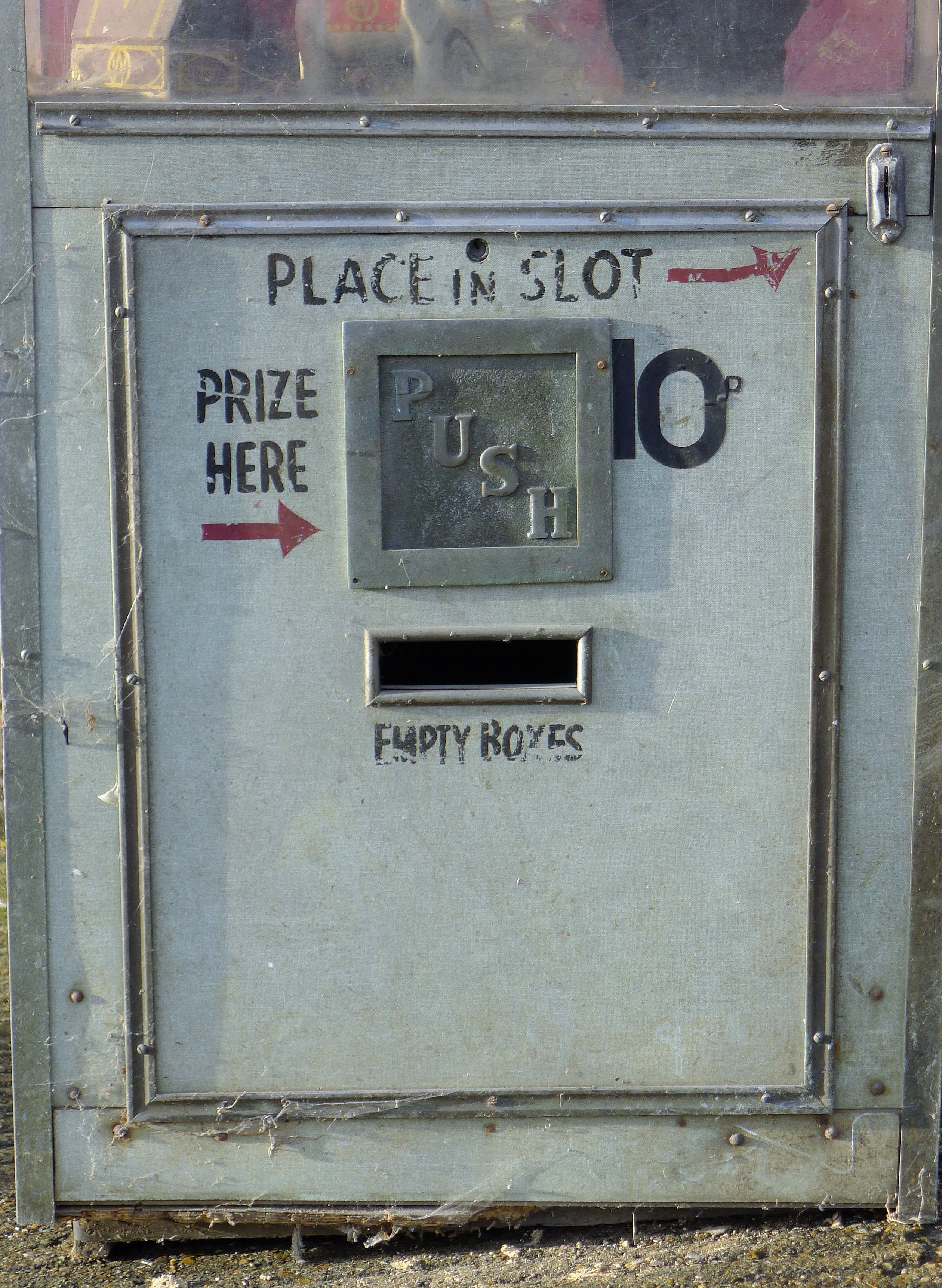 A vintage fairground prize machine. 62 cm wide and 160 cm high. - Image 3 of 5