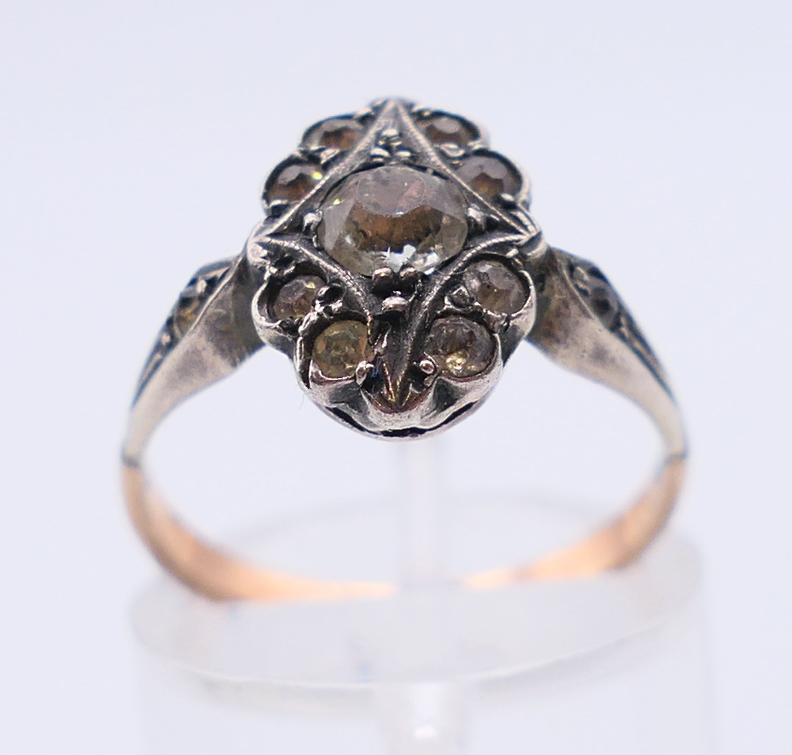 An antique silver and 9 ct gold paste ring. Ring size L/M. - Image 2 of 5
