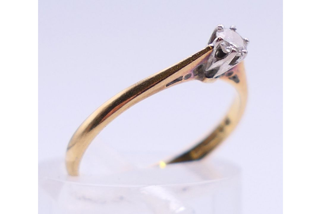 An 18 ct gold, diamond solitaire ring. 1.5 grammes total weight. Ring size K. - Image 3 of 6