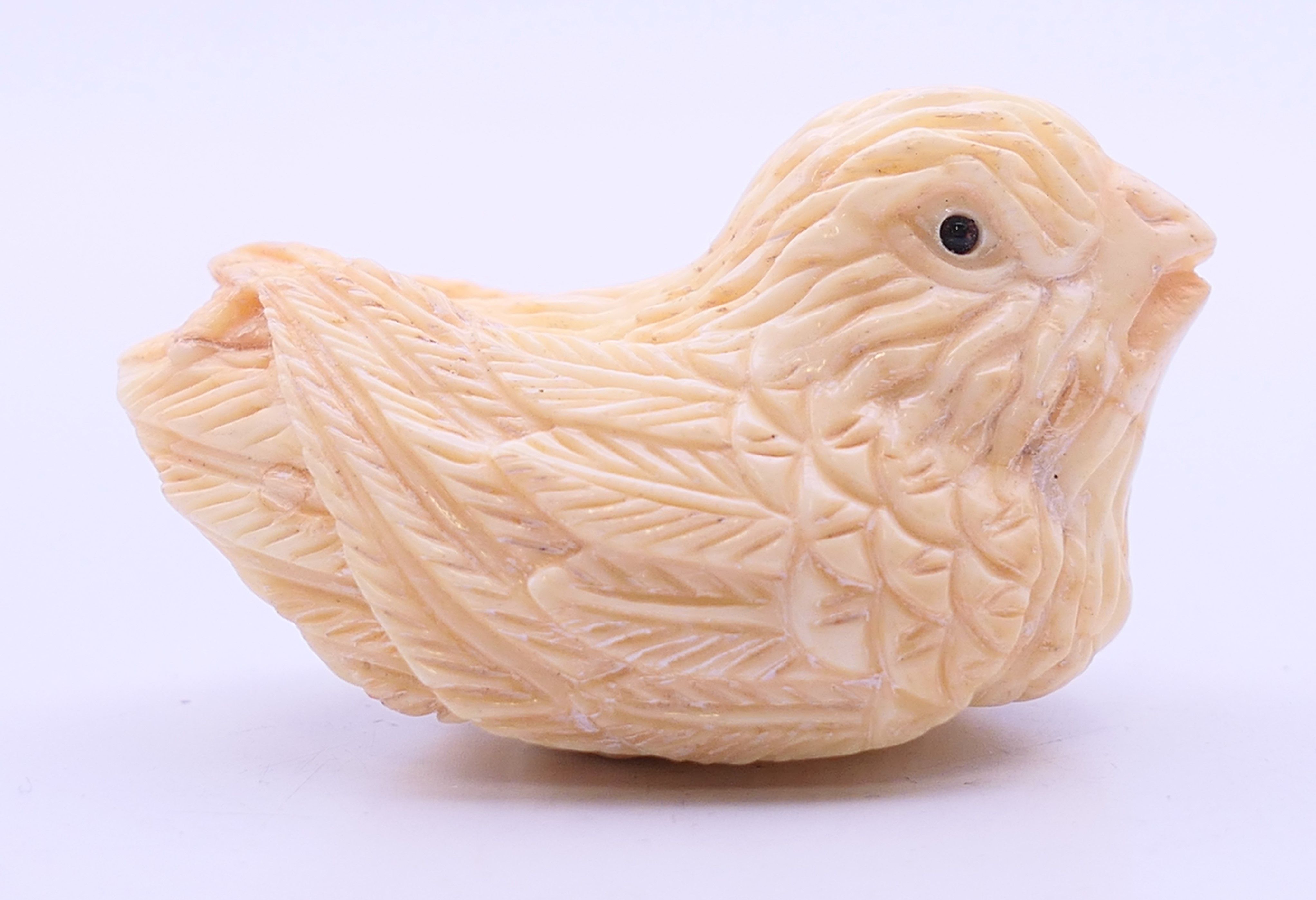 A bone netsuke formed as a chicken. 4.5 cm wide. - Image 2 of 3