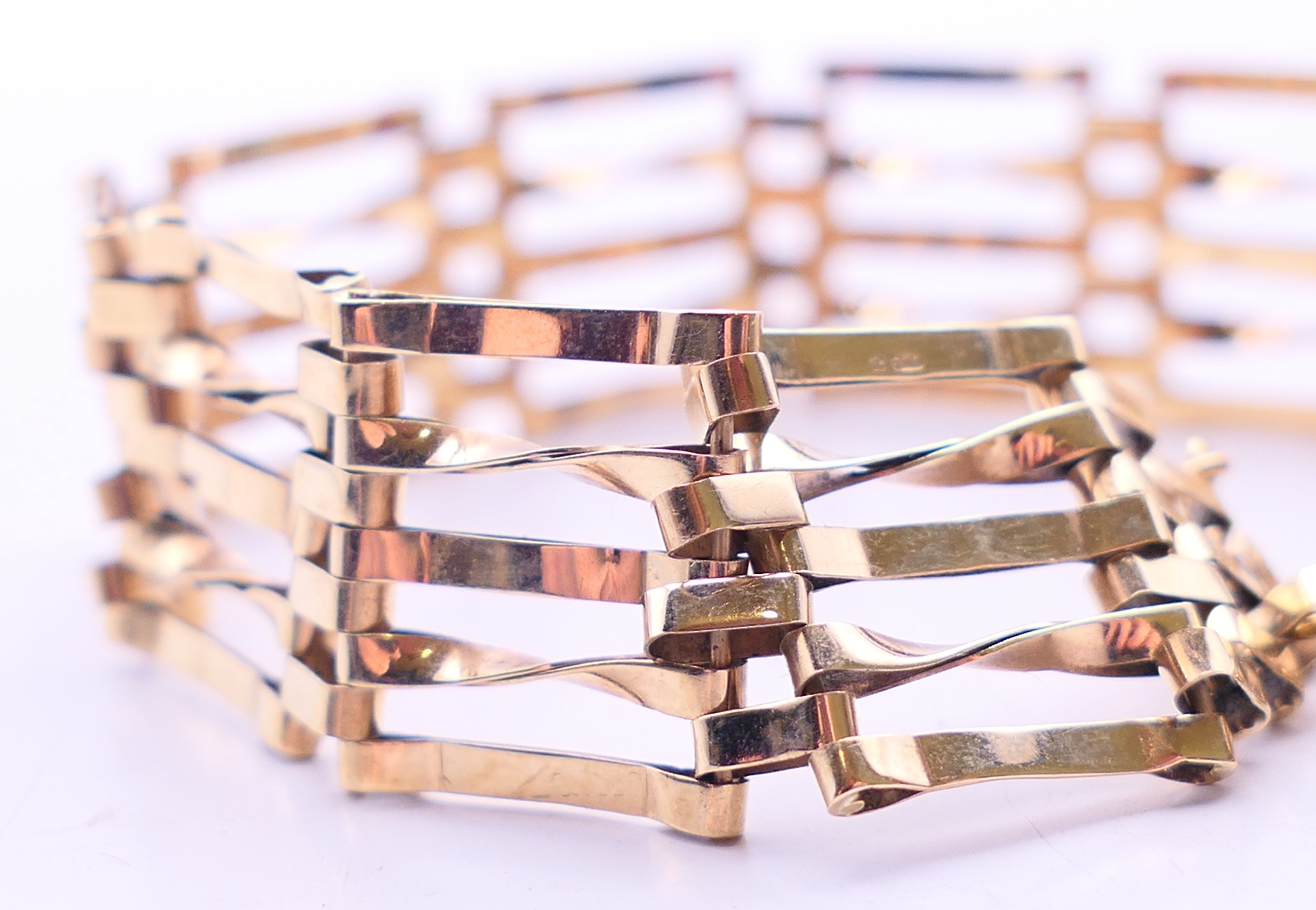 A 9 ct gold gate link bracelet with heart padlock. 18 cm long. 12. - Image 4 of 9